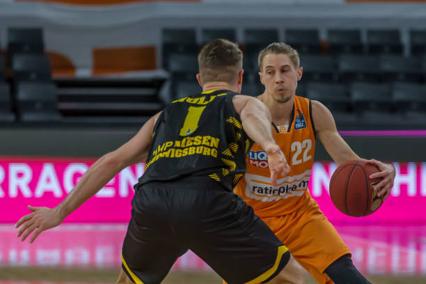 她能够在比 她能够在比